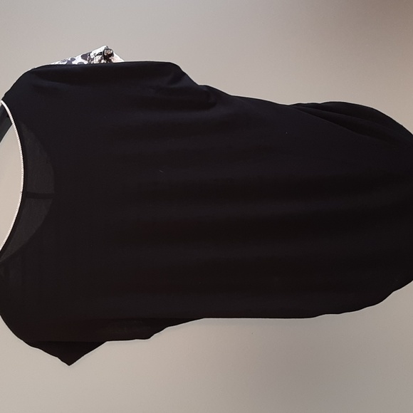 Edista top. Short Sleeve Black & White Top, Lace Front, Round Ne… - Picture 7 of 13